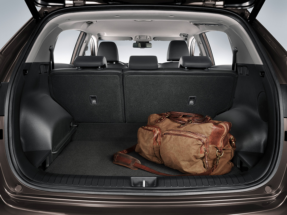 Der großzügige Kofferraum kann durch Umklappen der hinteren Sitzreihe noch einmal vergrößert werden.